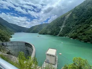 台電光明抽蓄水力電廠利用德基水庫作為上池、谷關水庫為下池，利用水庫高低差循環發電。圖為德基水庫，台電提供
