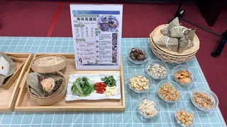 基隆醫院營養科營養師林鈺庭與廚師王伶郡記者會教民眾做富含膳食纖維的鹹粽與甜粽。（...