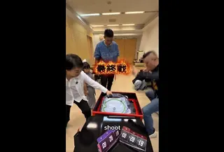 江和樹今日在臉書分享和盧秀燕PK戰鬥陀螺的影片。（圖取自江和樹臉書）