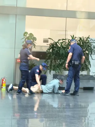 轄區員警迅速反應，目前已將該名男子當場制伏，並帶回警局進行偵訊。（圖／民眾提供）