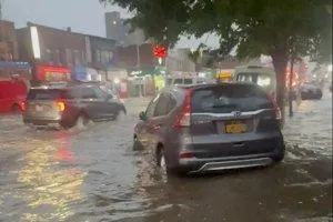 紐約暴雨過後，車輛在洪水中行駛。(路透)