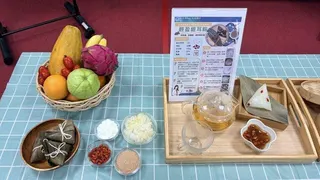 基隆醫院營養科營養師林鈺庭與廚師王伶郡記者會教民眾做富含膳食纖維的鹹粽與甜粽。（...