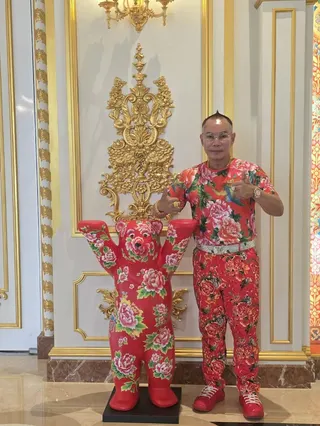 胡漢龑經常以東北花袍亮相，也公開真實原因。（圖／胡漢龑提供）