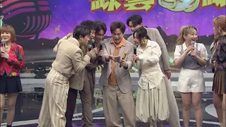 康康(中)手機裡有一張蔡小虎年輕時登台作秀的照片，令大夥驚呼「好日系喔」。(圖／中視提供)