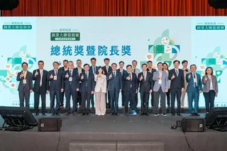 創業大聯盟競賽結果出爐。獲獎團隊與行政院卓榮泰、國發會主委葉俊顯及評審合影。國發會提供