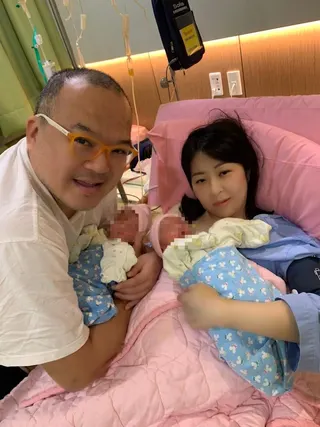 明金成與林沛締育有一對龍鳳胎。（圖／翻攝自明金成導演+明太太的家臉書）
