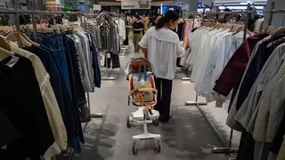 幾名女性在女裝服飾區過道選購衣服