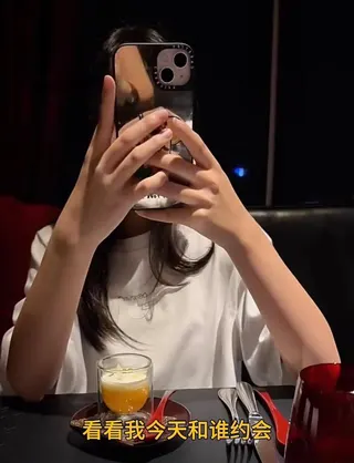 汪小菲帶著小玥兒享用頂級法餐。（圖／翻攝自小紅書）