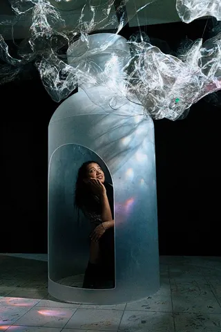 眼淚之海-走進巨型瓶中觸動各種情緒汪洋的聲音。（圖／主辦單位提供）