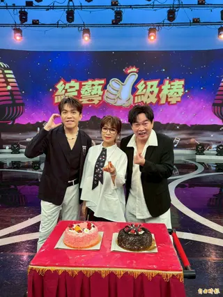 康康慶59歲生日，老友蔡秋鳳打趣開千萬支票抖內壓驚，左為許志豪。(記者傅茗渝攝)