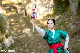 《鬼宮》金知妍為詮釋女巫角色，在片場與專業巫師練習巫術、舞蹈等。（圖／八大電視）