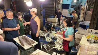 童子瑋說要將崁仔頂漁市深夜導覽常態化，讓有台灣築地的漁市場發揚光大。(記者盧賢秀攝)