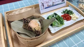 基隆醫院營養科營養師林鈺庭與廚師王伶郡記者會教民眾做富含膳食纖維的鹹粽與甜粽。（...