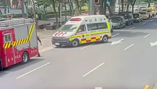 救護人員趕到現場女大生已無生命跡象。（圖／翻攝畫面）