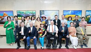 知名藝術家范巧貞（前排左三）偕同配偶黃子明（前排右四）與親友、貴賓共同合影。土銀提供