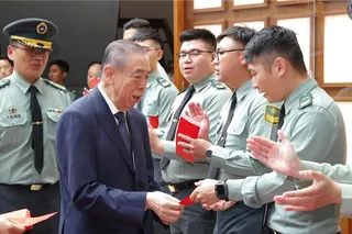 李棟樑致贈慰問金。軍聞社提供。
