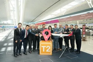 ▲香港航空董事長王曉東（左六）、香港機場管理局行政總裁張李佳蕙（右六）、香港機場管理局機場運行執行總監姚兆聰（左五）、香港航空副董事長馬雲鵬（右五）、香港航空總裁孫劍鋒（左四）、香港機場管理局機場服務總監楊達榮（右四）、香港機場管理局企業事務總監張永翔（左三）、香港航空常務副總裁李殿春（右三）、香港機場管理局客運大樓及旅客體驗總經理歐陽顯宏（右二）、香港航空副總裁湛貴才（右一）、香港航空副總裁盧增榮（左二）及香港航空首席財務官朱樺一（左一）（圖／香港航空）