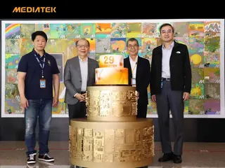 聯發科技高階主管們與特製的29週年晶片造型蛋糕合影。翻攝聯發科臉書粉專