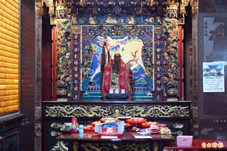 粉絲搶演唱會門票，求神助月老成為追星族最新守護神。(記者李惠洲攝)
