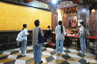 許多人向月老祈求能夠有「緣」、「牽」線搶到演唱會門票。(記者李惠洲攝)