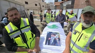上周四在黎巴嫩南部提尔地区的杰巴尔·阿梅尔医院外，官员们抬著在以色列空袭中丧生的德尔卡努恩·纳赫尔村的遇难孩童遗体及其他遗体，这些遗体随后被运往他们的家乡安葬。（图取自法新社）