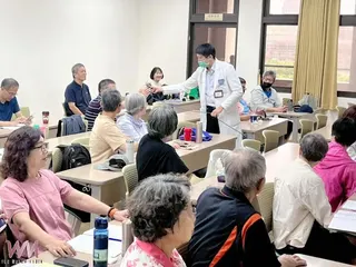 中山附醫肝膽胃腸科主治醫師汪奇志在「胃膽胰保健及治療」課程中與學員熱絡互動。（圖/記者廖妙茜翻攝）