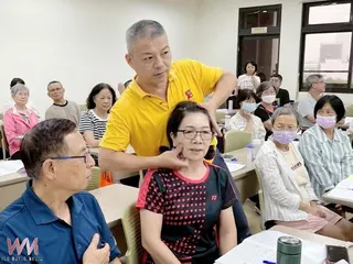 經絡推拿課程現場示範推拿技巧，學員近距離學習日常保健方法。（圖/記者廖妙茜翻攝）