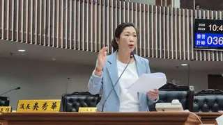 ∆台東縣議會議長吳秀華於5月29日在台東縣議會第20屆第7次定期大會縣政總詢質中，向縣長饒慶鈴及相關局處首長提出質詢。（圖／記者 陳志強攝）