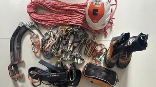 聶業詳展示冰攀的各種裝備。