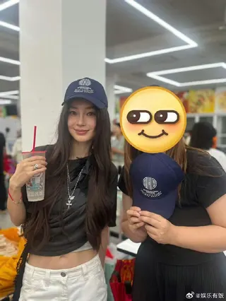 Angelababy親切與家長合照。翻攝娛樂有飯微博