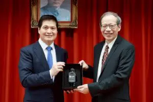 圖說：臺北市政府警察局長林炎田致贈紀念品予國立陽明交通大學。