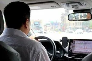 張先生回憶起去年被ICE拘捕後關押70天的經歷，仍心存餘悸。(華埠更好團結聯盟提供)