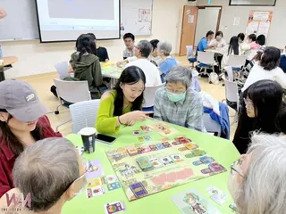 營養與保健課程透過桌遊互動，讓不同世代在遊戲中輕鬆學習健康與營養知識。（圖/記者廖妙茜翻攝）
