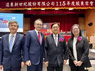 副董事長席家宜(右2)表示，今年上半年營運表現優於預期，綠色產品及美國、日本等海外據點獲利同步成長。(記者方韋傑攝)