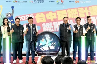 副市長鄭照新分享「黑咖啡、茶葉蛋」飲食法，並笑稱提出建議的市議員吳建德(左二)才是「張信哲產生器」。(記者廖耀東攝)