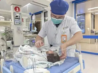 家長聽AI建議給嬰兒每頓只喂60ml奶。示意圖。（取材自紅星新聞）