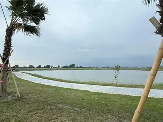 近年極端氣候影響，屏東縣府積極治水，29日崁頂溪洲溪排水及生態滯洪池正式完工啟用。（紀爰攝）