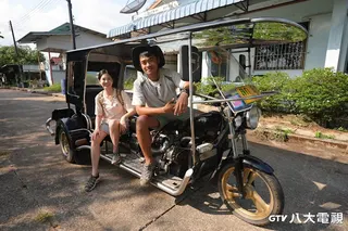 融融（右）、黃可欣（左）泰國當地見獨特的改裝嘟嘟車相當驚訝。八大電視提供