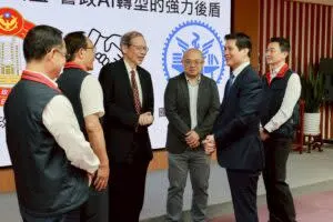 圖說：臺北市政府警察局長林炎田與國立陽明交通大學資訊學院長謝續平熱情交流未來警政發展新願景。