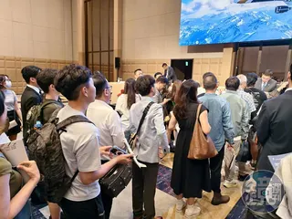 股東會現場氣氛熱絡，會後大批股東排隊請求張國煒簽名並合影留念。