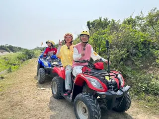 眾人挑戰沙灘車。民視提供