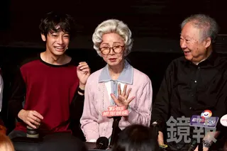 李璇秀出手心小抄，笑說這招是跟費玉清學的。李鍾泉攝