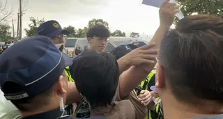 行政院長卓榮泰今天到花蓮光復洪災區視察，有部落青年要遞陳情書，但遭包圍阻擋。記者王燕華／攝影