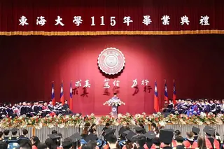 英業達前董座李詩欽出席母校畢業典禮，以黃仁勳工作鐵律，勉勵學弟妹居安思危。東海大學提供