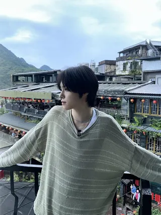 KEYVITUP日前來台抽空到九份觀光，中文擔當SENA拍下紀念照。翻攝IG@keyvitup_inkode