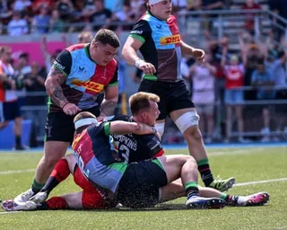 Nick Tompkins scored for Saracens while being tackled by two Harlequins players