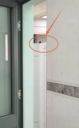 上海政法學院近日爆出偷拍事件，有學生在自習室女廁外發現藏有攝影鏡頭的黑色裝置。圖...