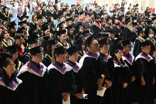 東海大學今舉辦畢業典禮，英業達前董事長李詩欽上台致詞勉勵畢業生。翻攝畫面