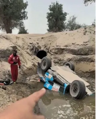 張秀軍與領航員翻車後受困車內約一小時後，才被其他車手發現並展開救援。（取材自極目...