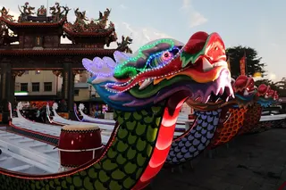 台南市國際龍舟錦標賽將於6月17日至6月21日在台南運河安億橋至承天橋盛大登場。今日於安平開台天后宮舉行啟動記者會及龍舟點燈儀式。 圖：台南市政府／提供